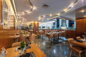 Se sirven comidas, cenas y cocina internacional 