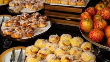 Se ofrece un desayuno bufé (64 BRL por persona)