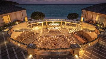 4 restaurants; breakfast, lunch, and dinner served