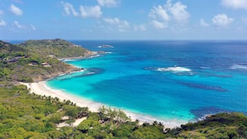 Sulla spiaggia, sabbia bianca, lettini da mare, ombrelloni