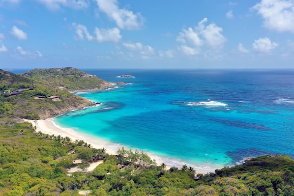 Plage, sable blanc, chaises longues, parasols