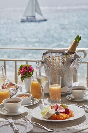 4 restaurantes; se sirve desayuno, almuerzo y cena; cocina caribeña