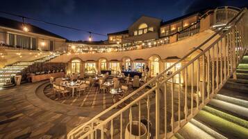 4 restaurants; breakfast, lunch and dinner served