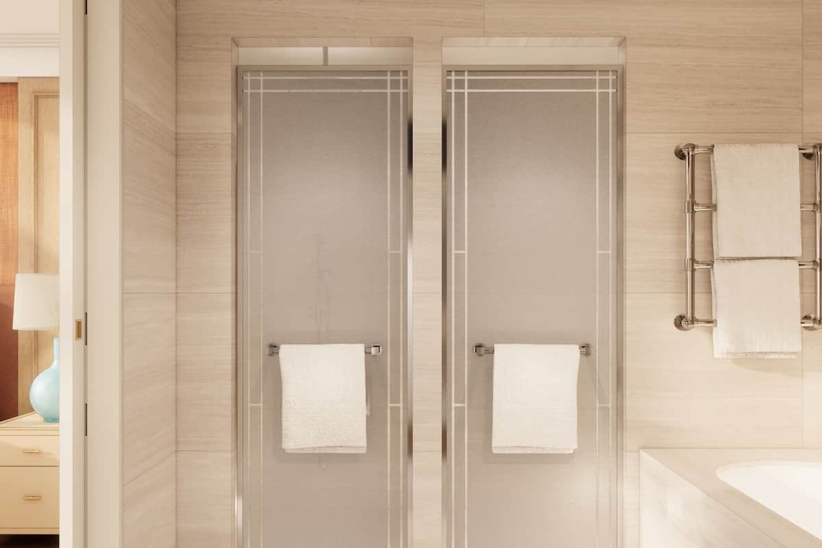 Uma casa de banho moderna com chuveiro amplo, banheira e porta-toalhas.