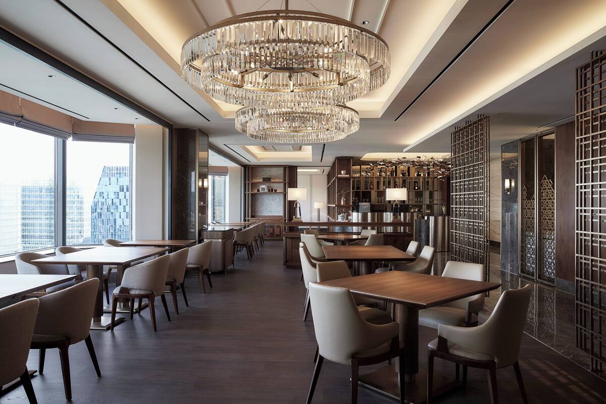 2 bars/lounges