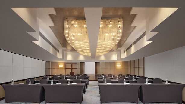 A conference room with tables, chairs, and a large chandelier. - The Kunlun Hua Ting Hotel & Towers,Shanghai (Shanghai)