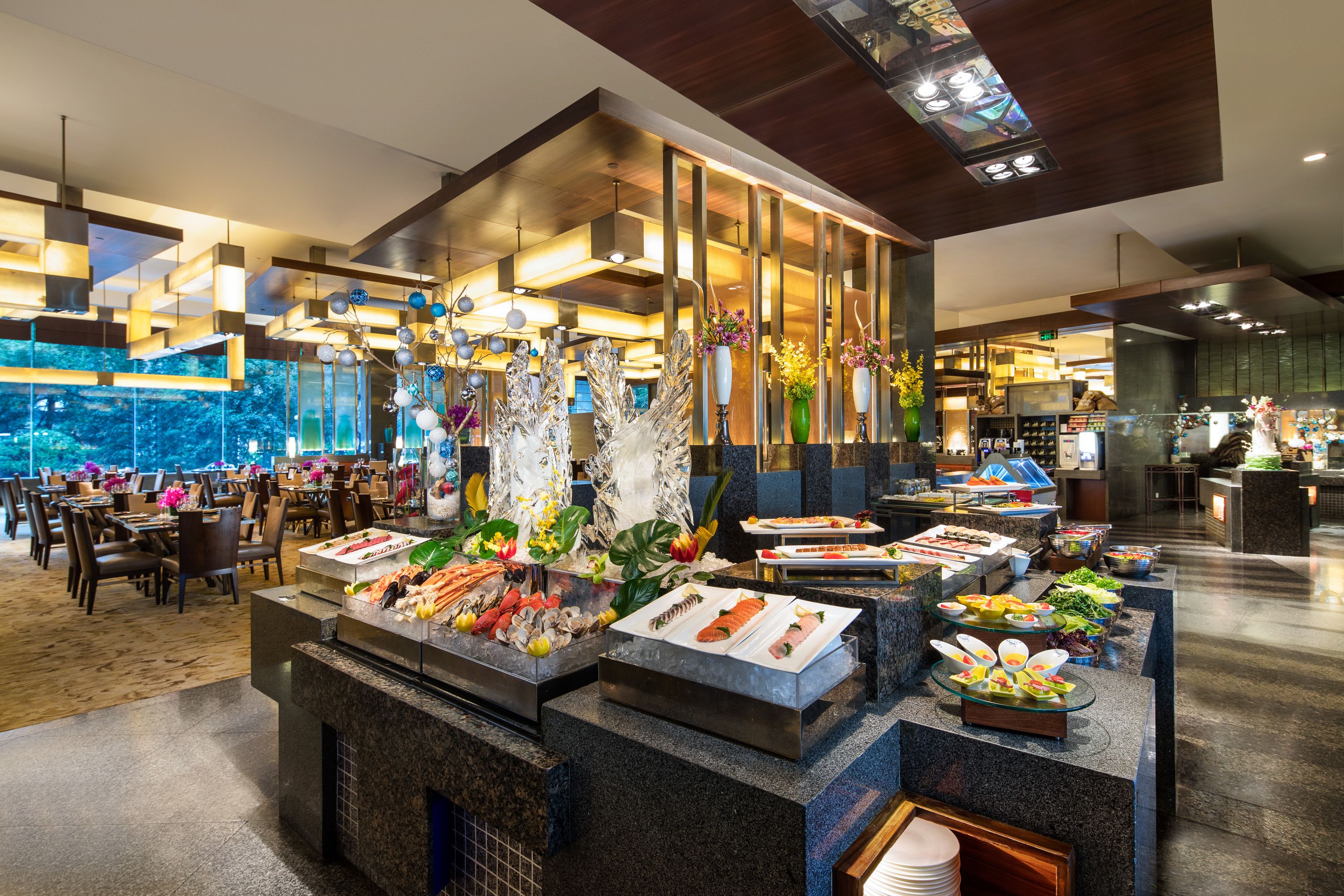 Daily buffet breakfast (CNY 196 per person)