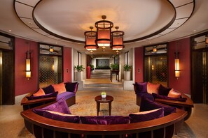 5 restaurantes; se sirve desayuno, almuerzo y cena; cocina china