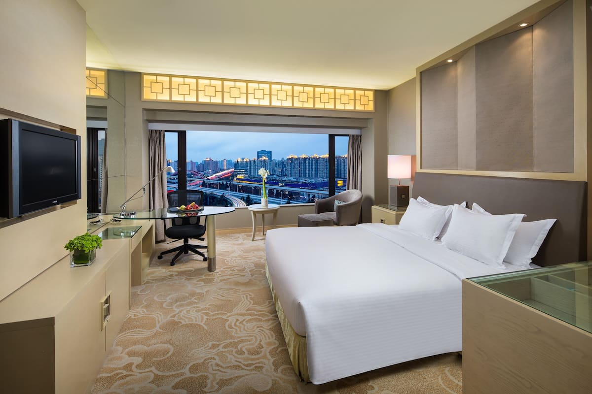 Superior Deluxe Room | 1 bedroom, down comforters, minibar, in-room safe