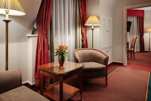 Junior Suite | 1 bedroom, hypo-allergenic bedding, in-room safe, desk
