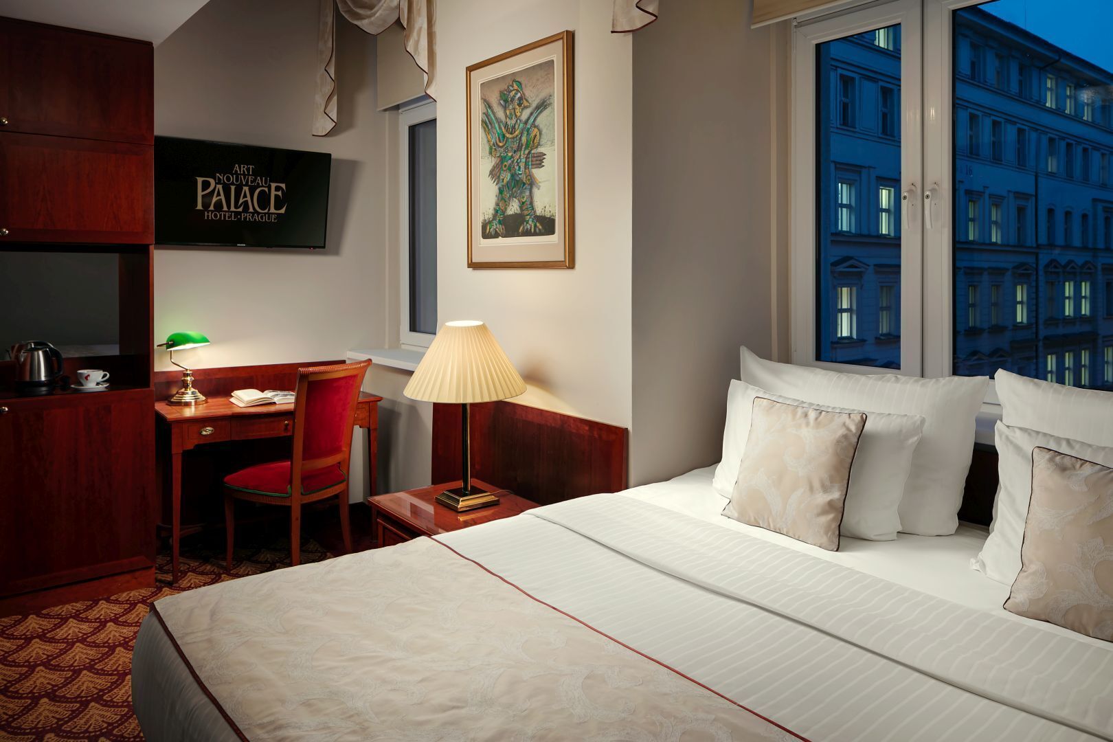 ห้องดีลักซ์ซิงเกิล | เครื่องนอนป้องกันสารก่อภูมิแพ้, ตู้นิรภัยในห้องพัก, โต๊ะทำงาน