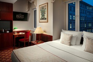 Hypo-allergenic bedding, in-room safe, desk, laptop workspace