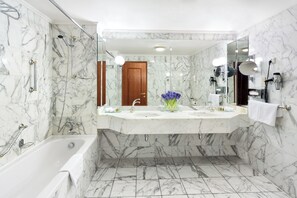 Art Nouveau Twin Suite | Baño | Ducha y bañera combinadas y bañera profunda