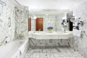 Art Nouveau Twin Suite | Banyo | Duş/küvet kombinasyonu, derin küvet, ücretsiz banyo/kozmetik ürünleri