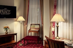 Art Nouveau Suite | Hypo-allergenic bedding, in-room safe, desk, laptop workspace