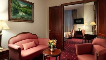 Art Nouveau Twin Suite | Hypo-allergenic bedding, in-room safe, desk, laptop workspace