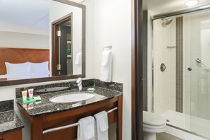 Combined shower/bathtub, designer toiletries, hair dryer, towels - Hyatt Place Dallas/Grapevine (Grapevine)