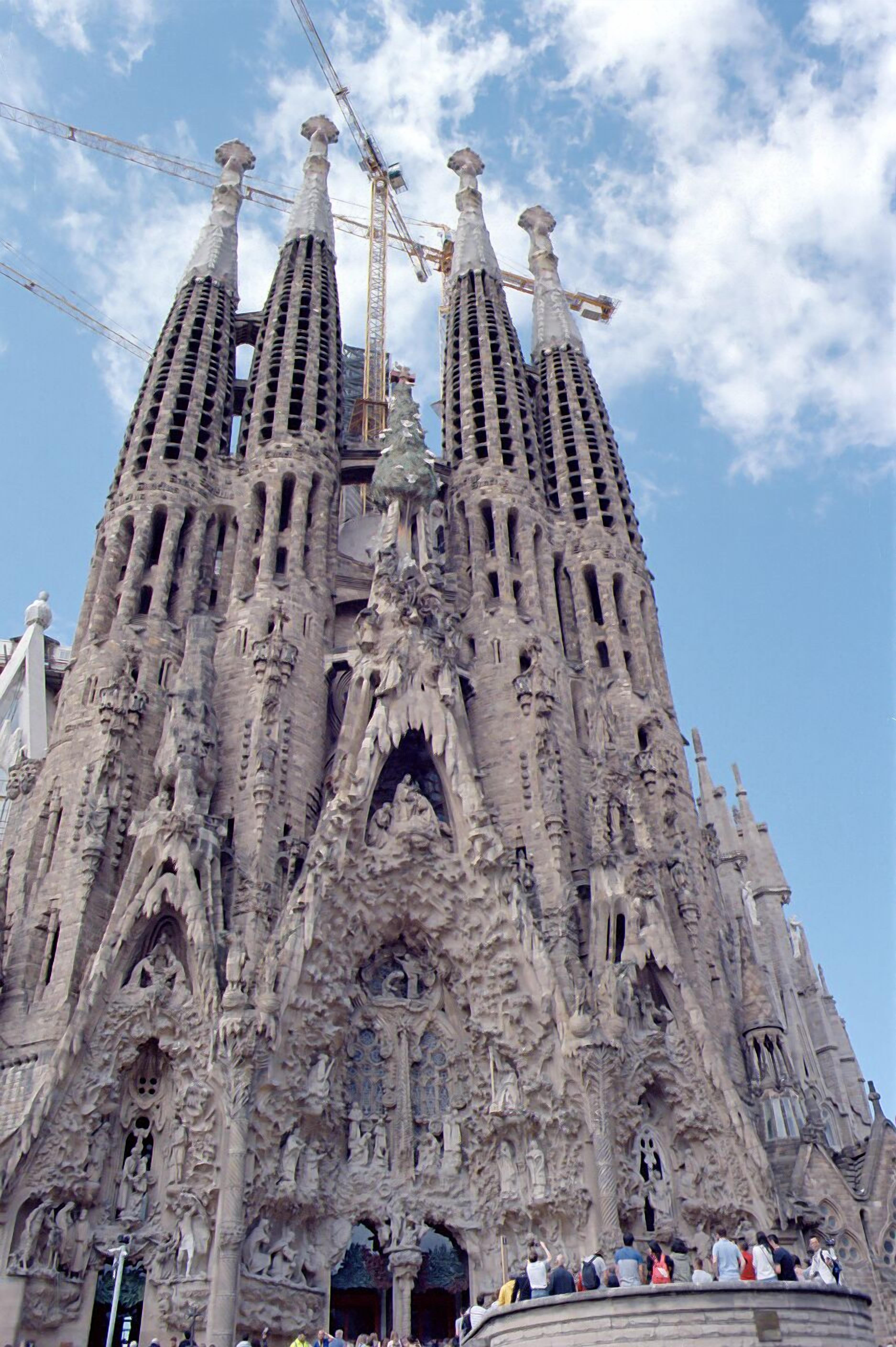 Un edificio grande y ornamentado con múltiples agujas y elaboradas esculturas.