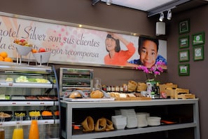 每日供应欧陆式早餐（每人 EUR 15）