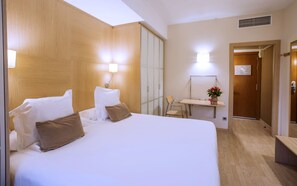 客房内保险箱、办公桌、笔记本电脑工作区、遮光窗帘