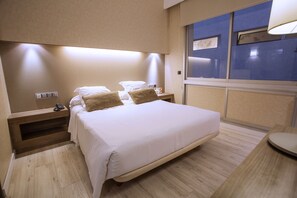 CONFORT INTERIOR | 1 غرفة نوم وخزنة داخل الغرفة ومكتب ومساحة عمل للكمبيوتر المحمول
