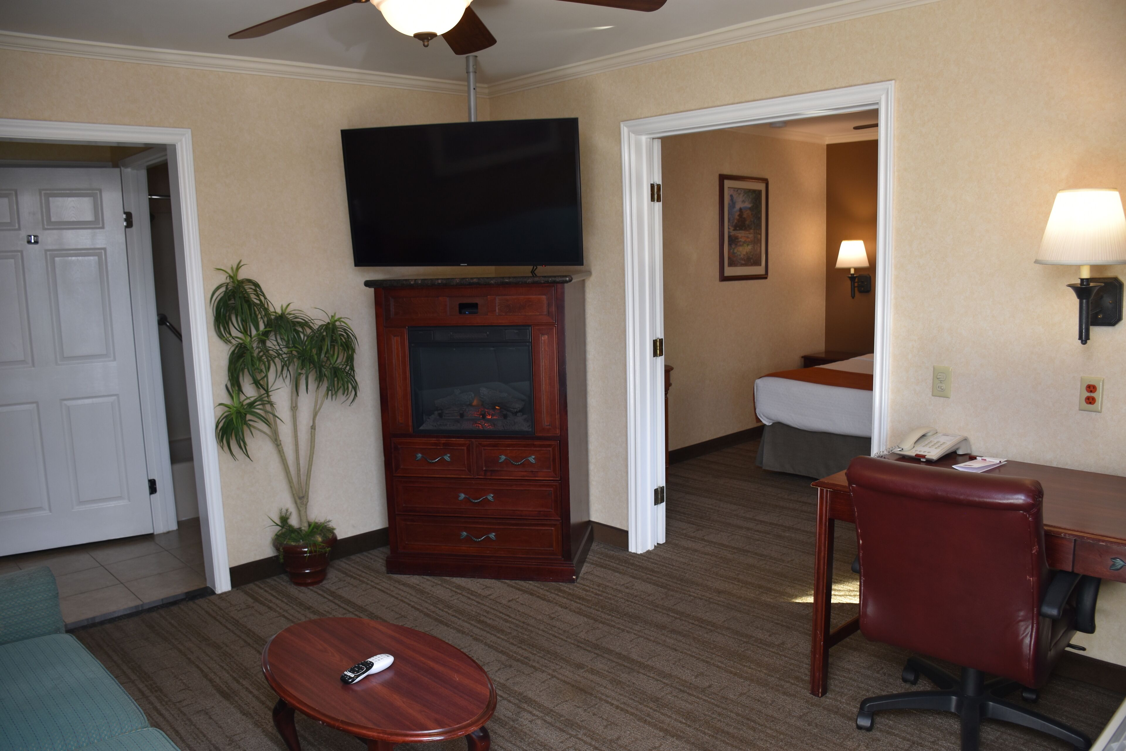 presidential suite, 1 king bed | living area | flat-screen tv