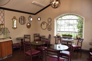 Buffet déjeuner gratuit tous les jours
