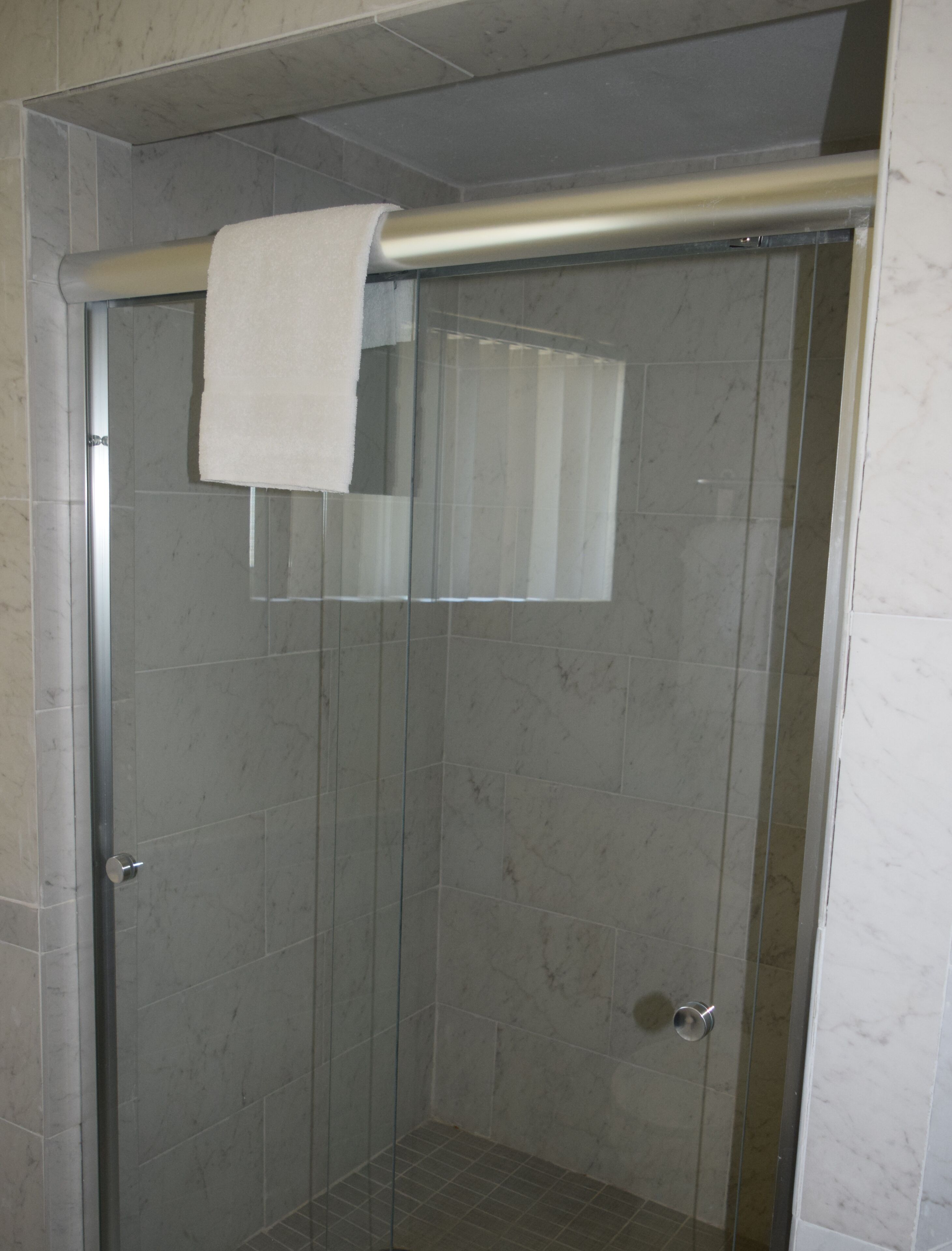 Ducha, artículos de tocador gratuitos, secador de pelo, toallas