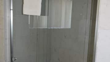Ducha, artículos de tocador gratuitos, secador de pelo, toallas