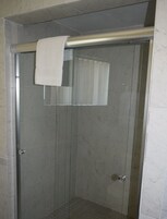 Ducha, artículos de tocador gratuitos, secador de pelo, toallas