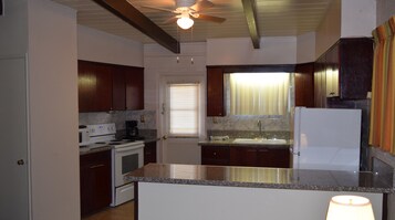 经典公寓, 1 张大床和 1 张沙发床, 露台, 山景 | 私人厨房 | 大冰箱、微波炉、茶具/咖啡用具、烤面包机