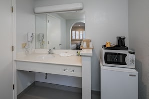 Combined shower/bathtub, free toiletries, hair dryer, towels