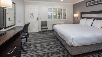 Standaard kamer, 1 kingsize bed | Badkamer | Een bad/douchecombinatie, gratis toiletartikelen, een haardroger