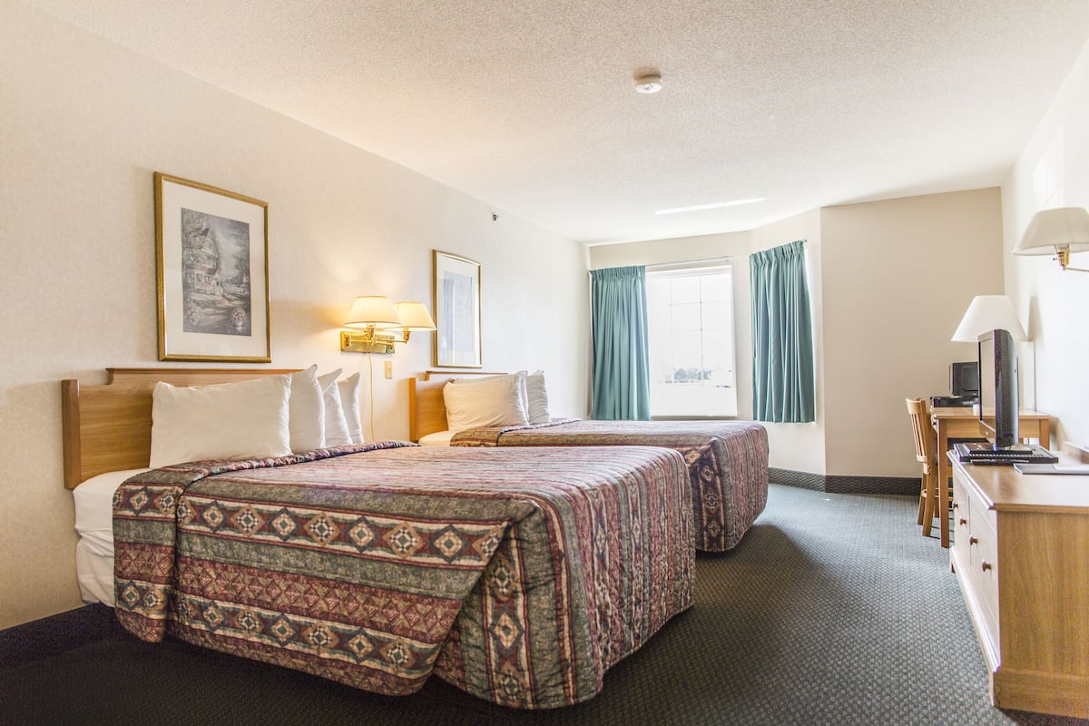 deluxe room, 2 queen beds (bay window) | iron/ironing board, rollaway beds, free wifi, bed sheets