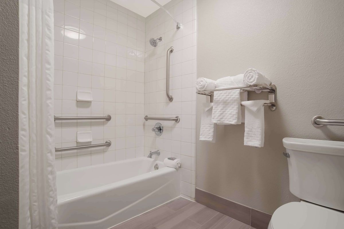 standard room, 1 king bed, accessible, refrigerator & microwave | bathroom | combined shower/bathtub, deep-soaking bathtub, free toiletries