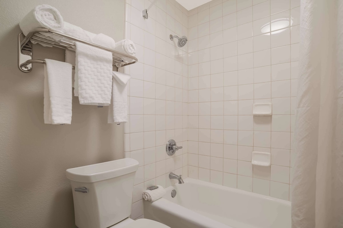 Standard Room, 2 Queen Beds, Non Smoking, Refrigerator & Microwave | Bathroom | Combined shower/tub, deep soaking tub, free toiletries, hair dryer