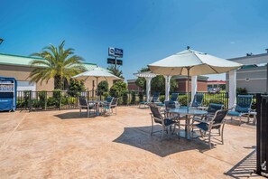 Piscine extérieure, parasols de plage, chaises longues