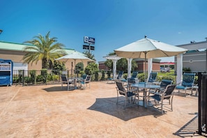 Piscine extérieure, parasols, chaises longues