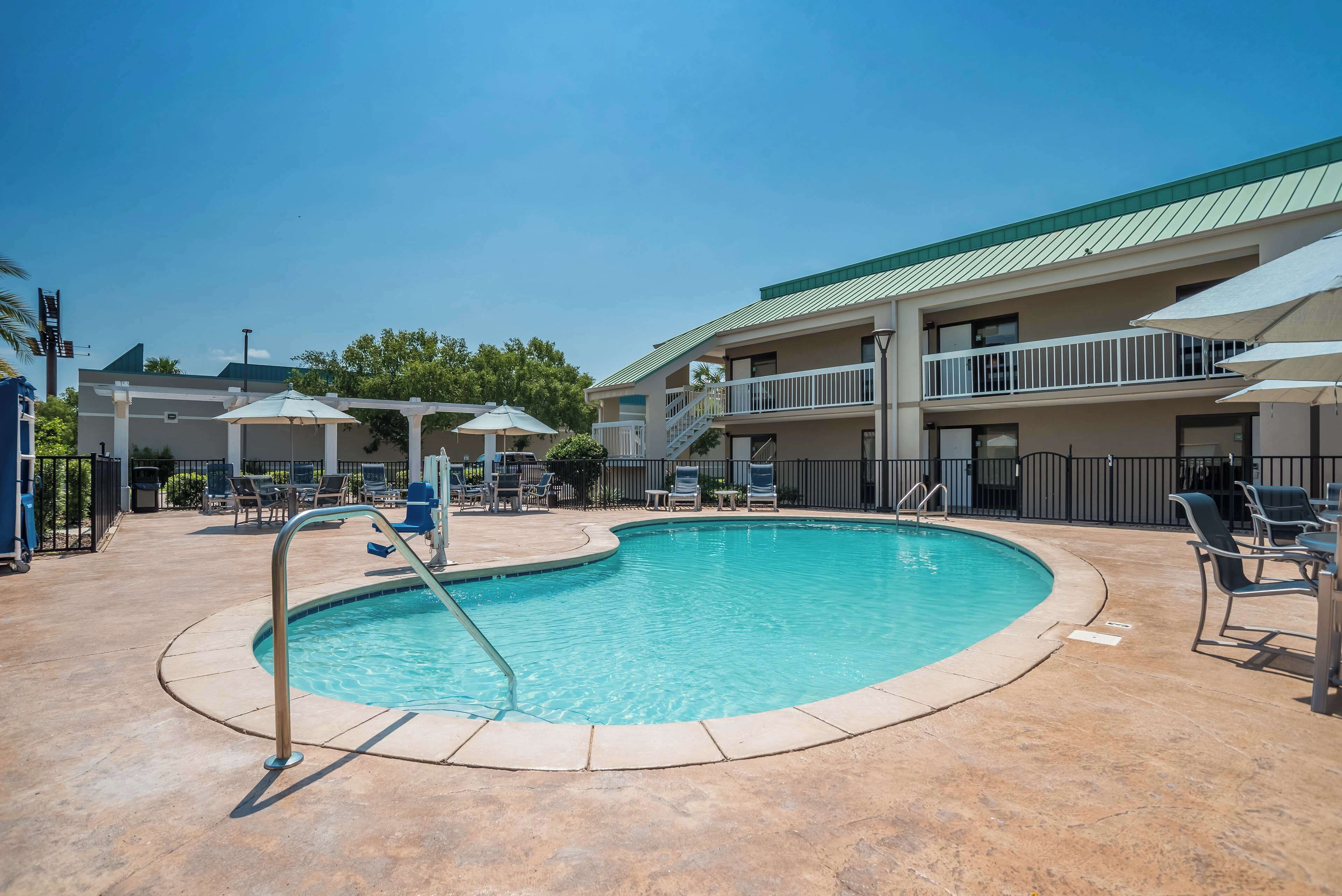 outdoor pool, open 10:00 am to 10:00 pm, pool umbrellas, pool loungers