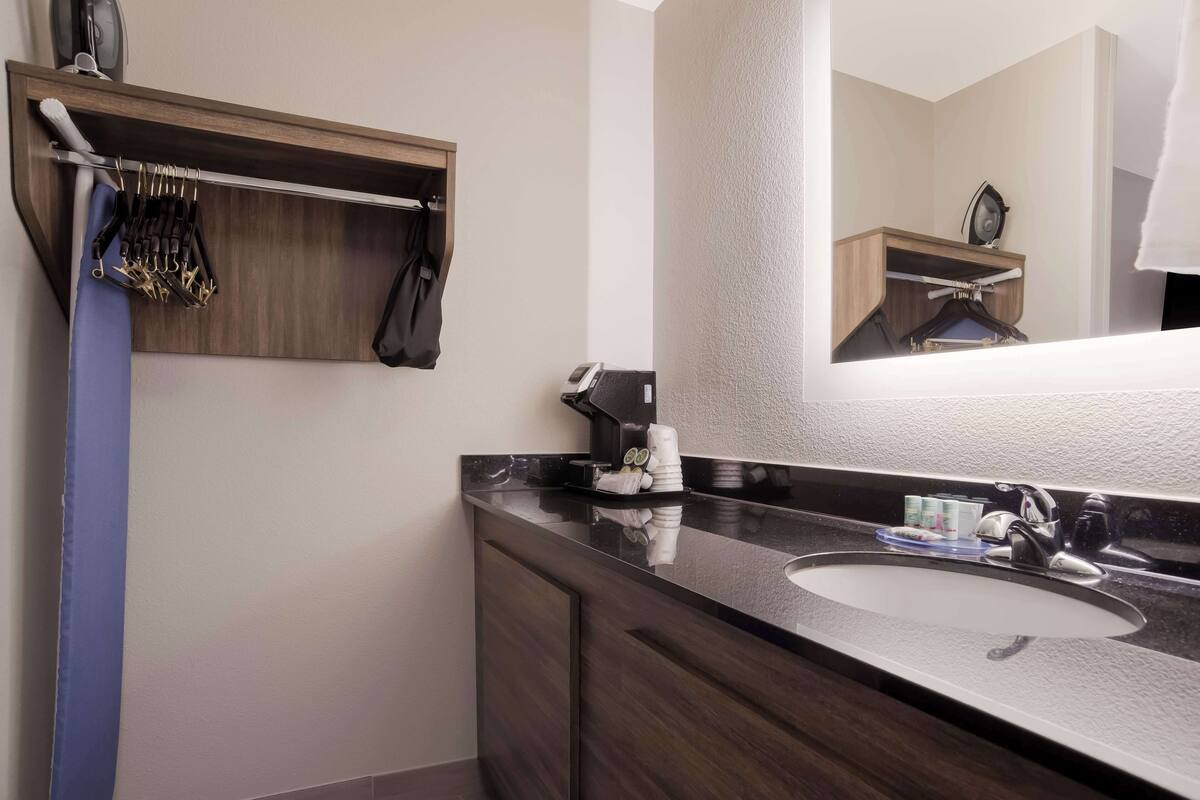 1 bedroom, in-room safe, desk, blackout curtains