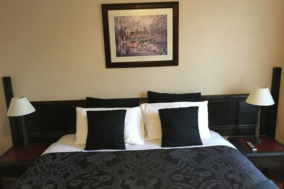 Egyptian cotton sheets, premium bedding, pillowtop beds, minibar