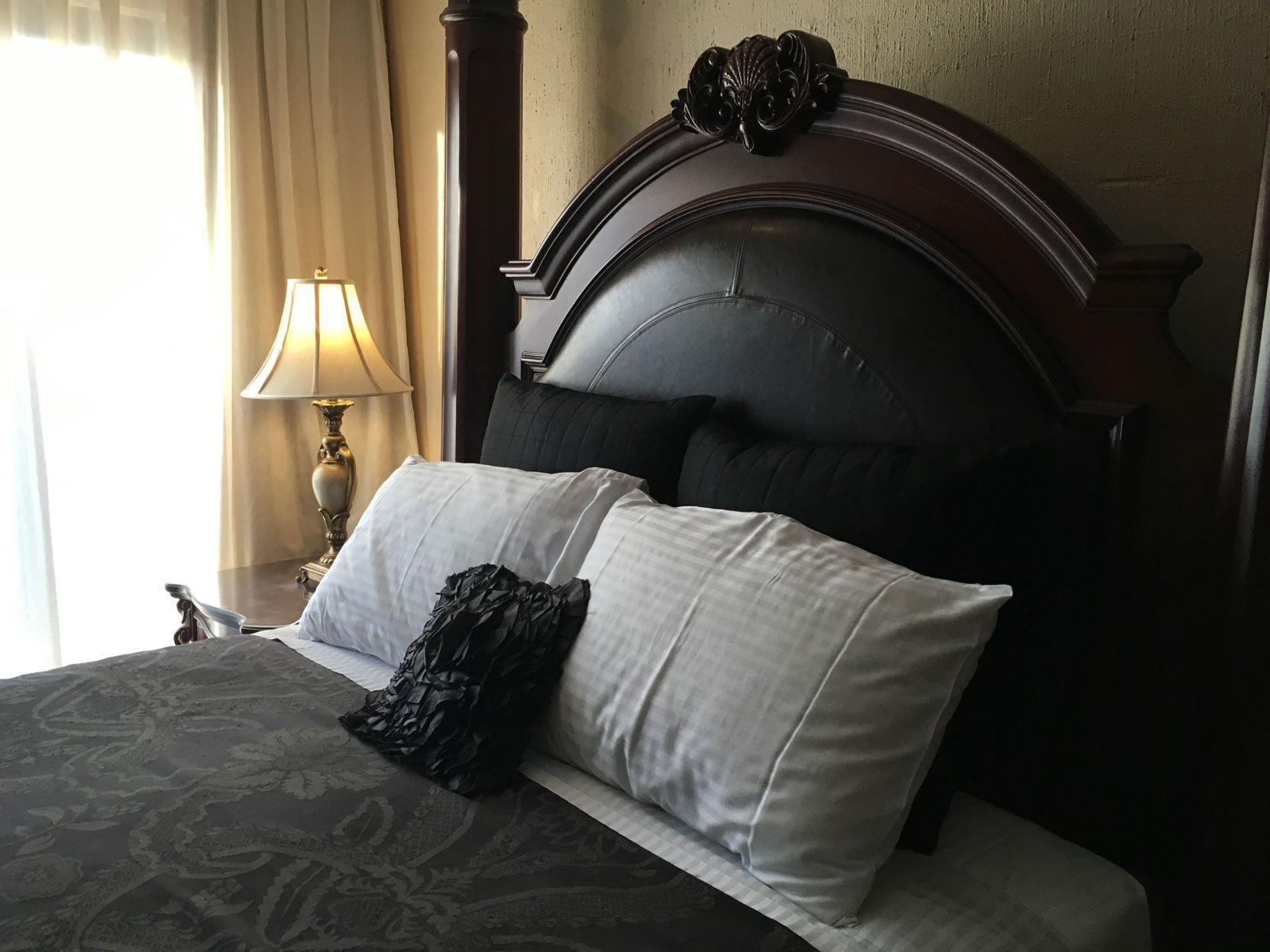 Egyptian cotton sheets, premium bedding, pillowtop beds, minibar