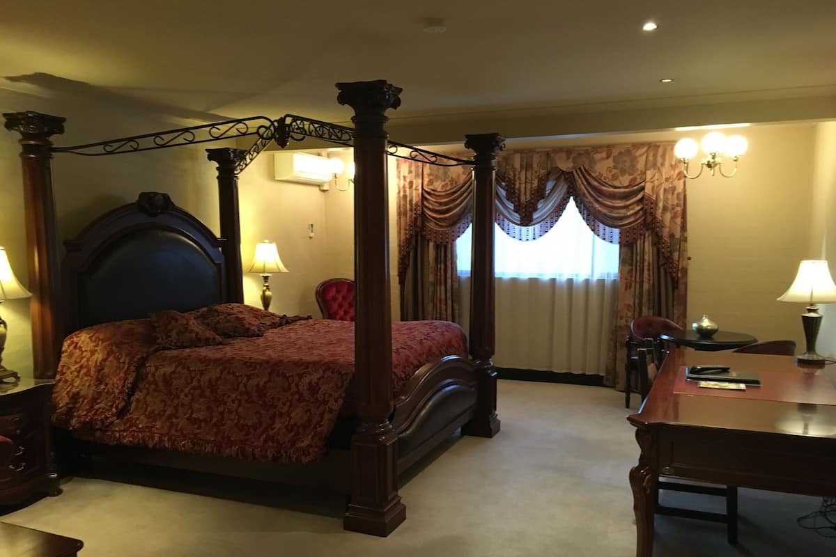 Egyptian cotton sheets, premium bedding, pillowtop beds, minibar