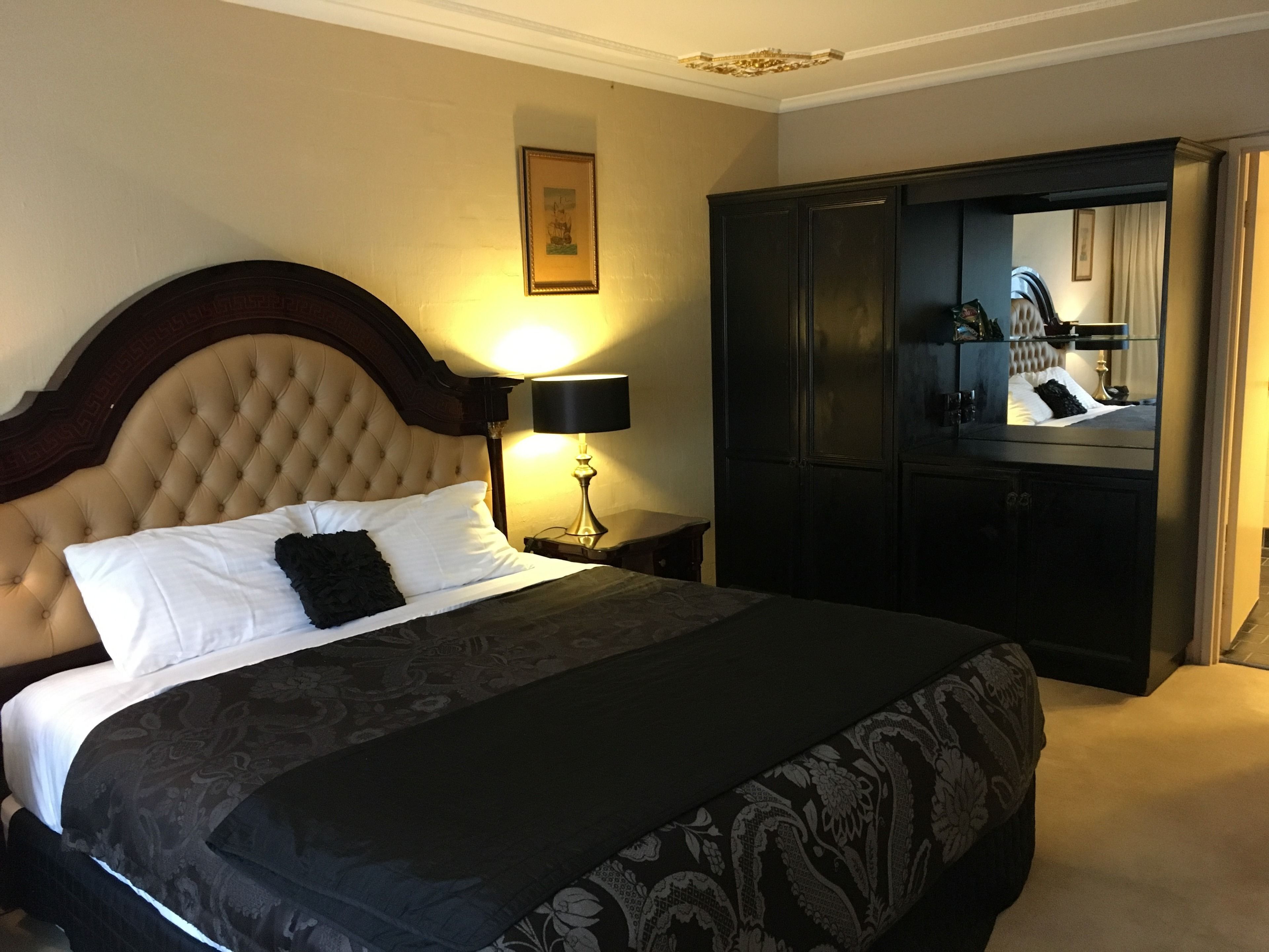 Egyptian cotton sheets, premium bedding, pillowtop beds, minibar