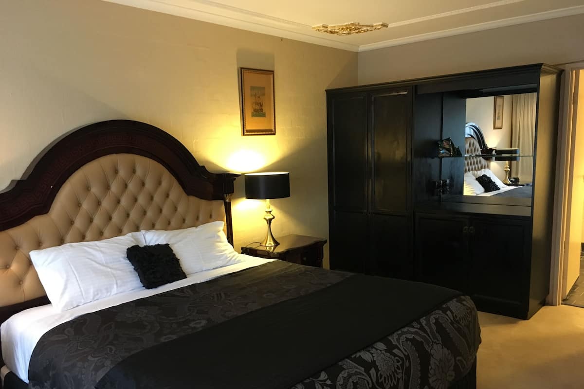 Egyptian cotton sheets, premium bedding, pillowtop beds, minibar