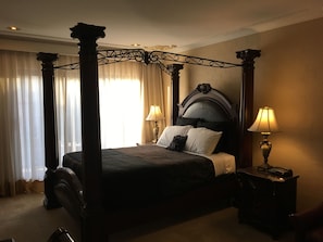 Executive Tudor | Egyptian cotton sheets, premium bedding, pillow-top beds, minibar