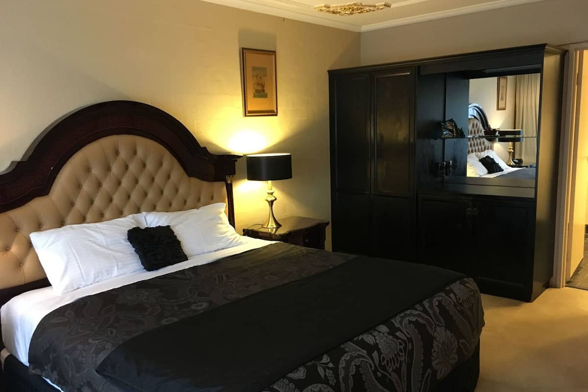 Egyptian cotton sheets, premium bedding, pillowtop beds, minibar