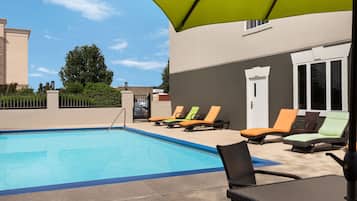 Piscina all'aperto, con ingresso dalle 08:00 alle 22:00, lettini