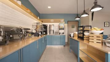Free continental breakfast on weekdays