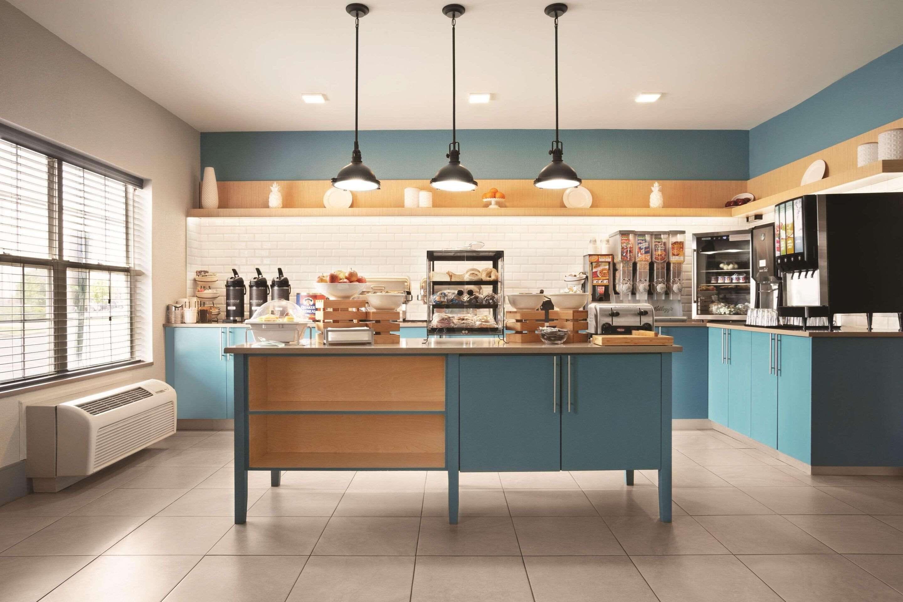 Free continental breakfast on weekdays